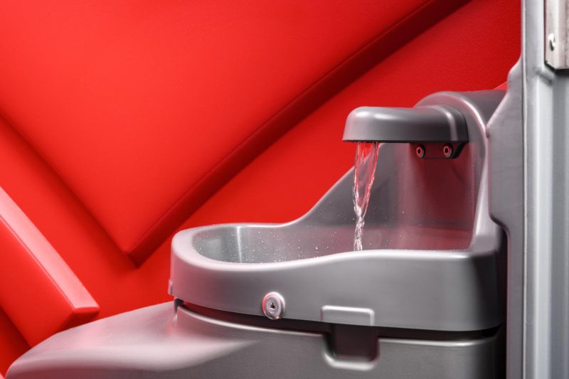 STAUDI Toilette mit Handwaschbecken und Seifenspender