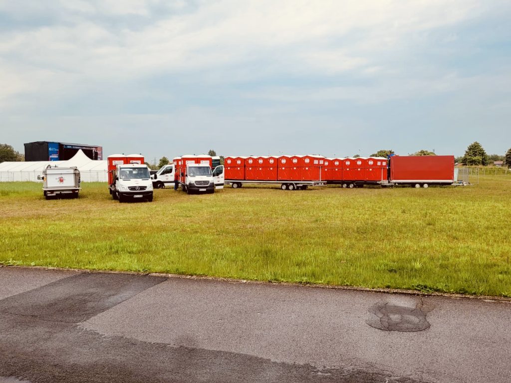 Mobile Toiletten bereit für den Transport zu einer Großveranstaltung, sorgfältig geplant und vorbereitet